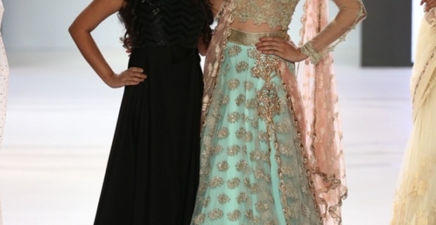 Pune fashion week dazzles with Glamour! Lisa Ray & Aditi Govitrikar walk the ramp!