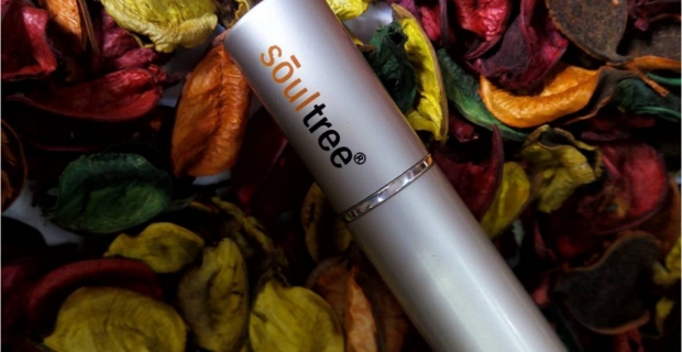 Beauty Review- Soultree Moss Velvet Green Kajal Review & Swatches!