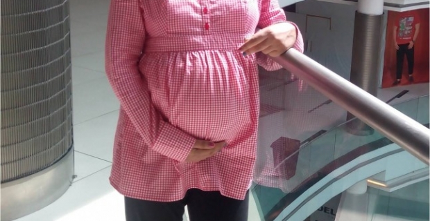 Pregnancy OOTD – Gingham Shirt & Maternity leggings!